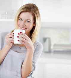 放松微笑肖像女人咖啡厨房平静内容首页快乐脸女喝茶公寓和平自信令人欣慰的早....喝