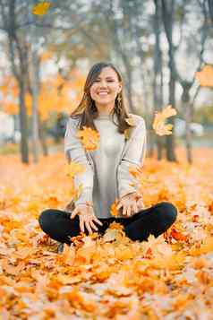 快乐混合比赛秋天年轻的女人微笑快乐的覆盖秋天叶子秋天公园复制空间