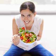 快乐女人肖像微笑吃沙拉健康的饮食食物营养首页女碗叉蔬菜微笑自然健康绿色健康节食幸福