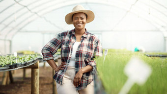 肖像快乐农民花园年轻的农民站温室非洲美国农民工作花园骄傲农民站农场温室