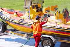 清洁船救援紧急工人洗快艇准备好了搜索任务调查安全人男人。海岸警卫员工准备水服务