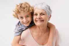 肩扛肖像祖母孩子拥抱快乐成键墙背景爱脸高级女人孙子有趣的拥抱享受周末