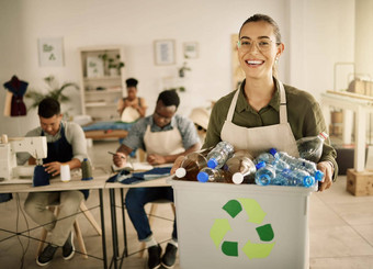 快乐的裁缝持有桶回收塑料瓶混合比赛设计师持有本可再生塑料瓶年轻的裁缝回收塑料瓶工作室