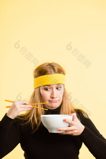 的想法<strong>筷子</strong>有吸引力的年轻的女人站工作室吃<strong>筷子</strong>