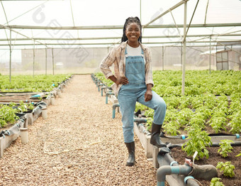 快乐农民温室骄傲农民站花园非洲美国农民植物托儿所肖像微笑年轻的农民自信农民站作物