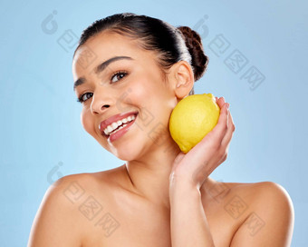 <strong>美业</strong>务工作室肖像有吸引力的年轻的女人摆姿势柠檬蓝色的背景
