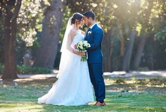 完整的长度拍摄年轻的混合比赛夫妇站草庆祝婚礼一天新娘新郎站脸脸触碰额头摆姿势婚礼照片商店