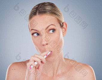 好口服<strong>卫生习惯</strong>工作室拍摄有吸引力的年轻的女人刷牙牙齿灰色背景
