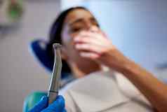 真正的年轻的女人经历疼痛焦虑牙科过程执行