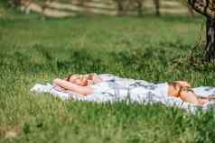 女人睡觉白色床上新鲜的春天草花园穿着蓝色的睡衣