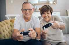 我们为游戏玩家成熟的丈夫妻子玩视频游戏