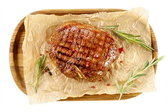 岁的烧烤牛肉牛排关闭木背景横幅菜单孤立的白色背景