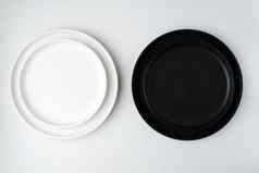 空陶瓷板黑色的白色混凝土白色背景时尚的餐具