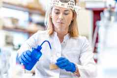 研究危险的化学物质生化实验室女科学家保护设备