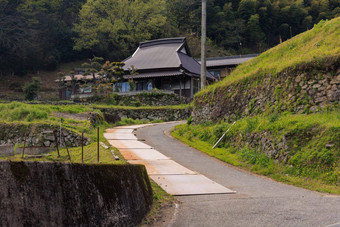 狭窄的路古老的石头墙传统的日本房子农村村