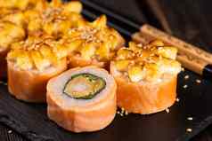 卷鱼寿司筷子特写镜头亚洲日本食物概念
