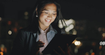 晚上阳台平板电脑城市女人打字社会网络反馈客户经验商务品牌监控数据网站研究亚洲媒体工人分析在线调查审查