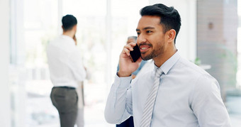 商人沟通电话调用移动网络金融咨询启动公司谈话业务男人。咨询智能手机会说话的站办公室