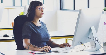 业务女人电脑打字焦点数字<strong>规划销售</strong>广告现代办公室女员工思考管理员经理在线阅读网络设计