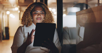 黑色的女人平板电脑研究业务项目管理规划阅读电子邮件办公室数字报告网络策略数据分析滚动互联网的想法