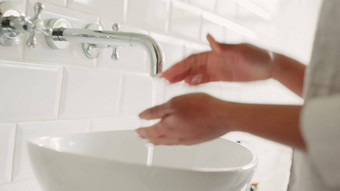 女人清洁手肥皂水护理健康健康的生活方式安全电晕病毒细菌变焦<strong>护肤品</strong>卫生浴室梳理<strong>首页</strong>科维德风险保护