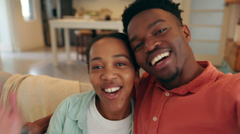 视频调用波爱黑色的夫妇笑会说话的调用首页快乐沟通微笑年轻的男人。女人有趣的调用技术