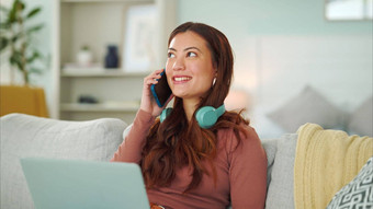 自由女人电话调用移动PC耳机会说话的电话联系小业务在线订单坐着沙发首页女工作远程技术新加坡