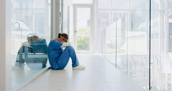 医生压力女人抑郁症倦怠过度劳累医院的最后期限累了医疗保健医疗专业护士哭错误抑郁乏力焦虑