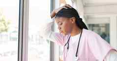 护士压力思考医院窗口放松呼吸压力救援医疗保健工人沮丧过度劳累黑色的女人员工倦怠焦虑头疼工作诊所