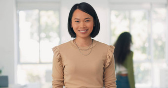 亚洲女人肖像业务人快乐微笑忙办公室企业领袖女企业家启动公司经理圣诞节假期增长发展