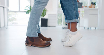 特写镜头鞋子夫妇踮着脚走的时刻浪漫甜蜜的的关系首页脚爱男人。女人拥抱倾斜分享亲密的拥抱浪漫的生活房间