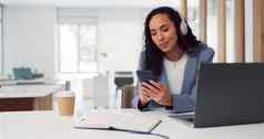 电话调用沟通业务黑色的女人桌子上谈话讨论网络技术成功女员工移动PC规划时间表策略