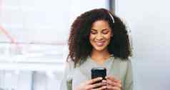 电话搜索微笑业务女人办公室网络新闻社会媒体互联网技术应用程序黑色的女人移动连接联系沟通