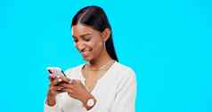 电话打字年轻的女人孤立的蓝色的背景社会媒体帖子网络闲谈，聊天科技快乐印度人在线用户移动应用程序智能手机手机工作室模型