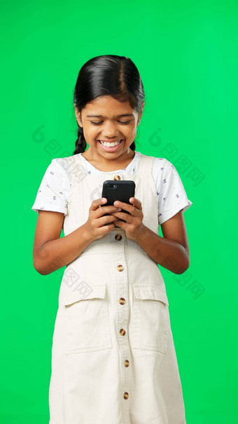 快乐绿色屏幕女孩智能手机打字笑工作室背景移动应用程序年轻的人女孩子手机连接沟通社会媒体
