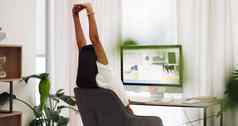 女人拉伸在线工作移动PC女商人伸展运动的姿势健身健康工作远程平衡压力救援采取打破办公室放松