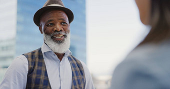 高级非洲商人接待员城市屋顶规划愿景关键绩效指标讨论上了年纪的黑色的男人。首席执行官领袖接待员时间表日历市场营销纽约
