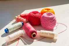 平躺作文缝纫线程白色背景棉花线程孤立的白色材料手工制作的手工缝纫刺绣针织