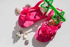 夏天粉红色的鞋子孩子们孩子们的拖鞋海滩时尚婴儿色彩斑斓的凉鞋鞋子太阳眼镜假期概念准备好了旅行夏天假期