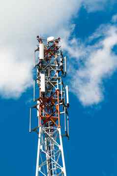 细胞基地站基地收发器站电信塔无线沟通天线发射机电信塔天线蓝色的天空云