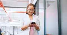 业务女人办公室走智能手机首尔全球国际网络沟通市场营销快乐亚洲员工电话手机企业工作空间