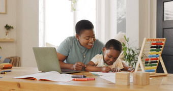 黑色的家庭妈妈。女孩忙房子学习画妈妈工作首页有创意的工作电脑妈妈工作技术忙孩子护理教学艺术