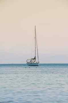 航行游艇比赛游艇航行孤独的游艇白色帆开放海日落孤独的船蓝色的地中海帆船航行完美的海洋复制空间