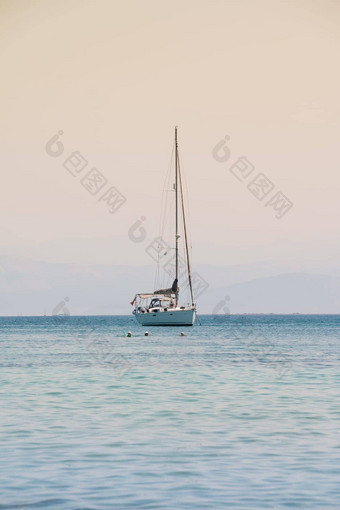 航行游艇比赛游艇航行孤独的游艇白色帆开放海日落孤独的船蓝色的地中海帆船航行完美的海洋复制空间