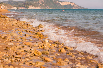 视图海岸鹅卵石沙子欧洲海滩背景景观海岸线石头阳光明媚的一天放松海岸线海海洋海湾岩石海滩