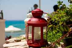 红色的小灯笼装饰海岸餐厅舒适的户外咖啡馆小灯笼植物装饰餐厅咖啡馆阳台