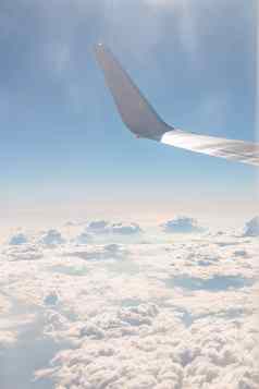 视图飞机航空公司翼光荣的蓝色的天空美丽的积云白色云假期旅行飞机垂直图像vopy空间