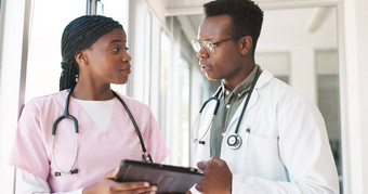 医疗保健平板电脑团队规划医生护士会说话的讨论沟通医学黑色的男人。女人医院工作人员会议技术创新研究