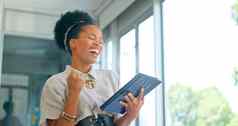 快乐黑色的女人平板电脑胜利促销活动赢得好新闻办公室兴奋非洲美国女员工庆祝活动胜利赢得成就触屏