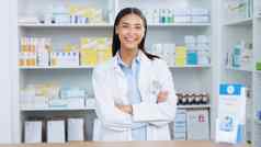 肖像快乐的友好的药剂师数字平板电脑检查库存在线订单化学家年轻的拉丁美洲人女人制药公司应用程序研究药物治疗药店